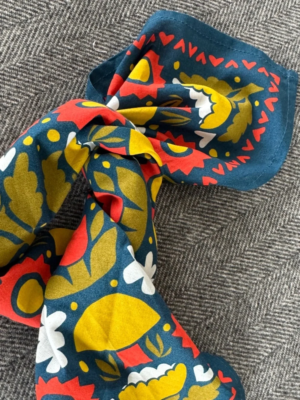 NWT, HANKER BANDANA IN DARLING, COLORFUL FLORAL PRINT!